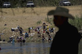 Les Etats-Unis ont accéléré les expulsions alors que plus de 15'000 migrants, dont une majorité d'Haïtiens, se trouvaient sous un pont au Texas.